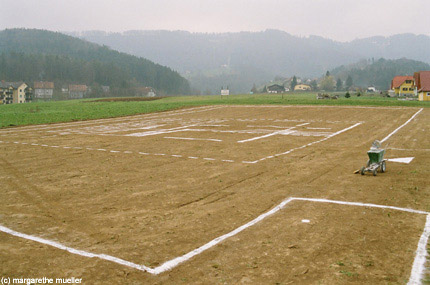 Imaginäre Hausführungen &copy; - Architekturperformance zum Spatenstich der Villa Auf und Ab -  der Grundriss des Hauses auf den Bauplatz gemalt  - &copy; tansbanana / Margarethe Mueller